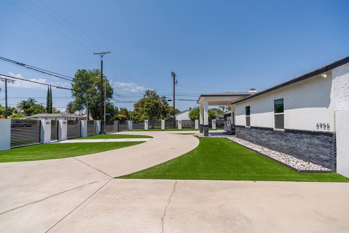 Luxury Summer Getaway in Encino gallery image 3