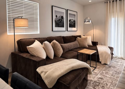 Popular Airbnb listing: Luxury 3BR NoHo Retreat-Gated- 2mi to Universal in North Hollywood