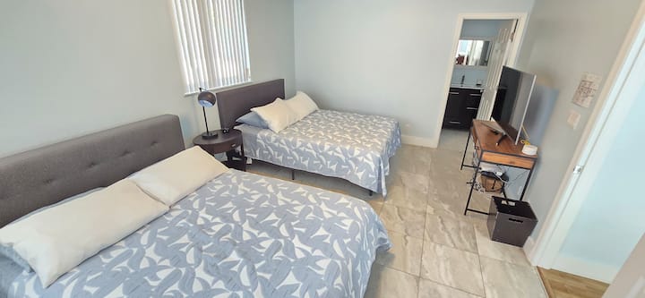 Спална соба за гости со 2 брачни кревета (широки 150 – 179 см)