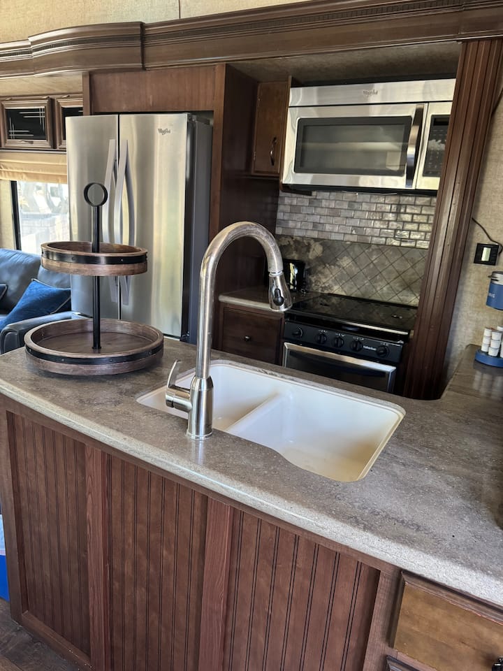 Cozy 5th Wheel At An Rv Resort - Ventura, CA