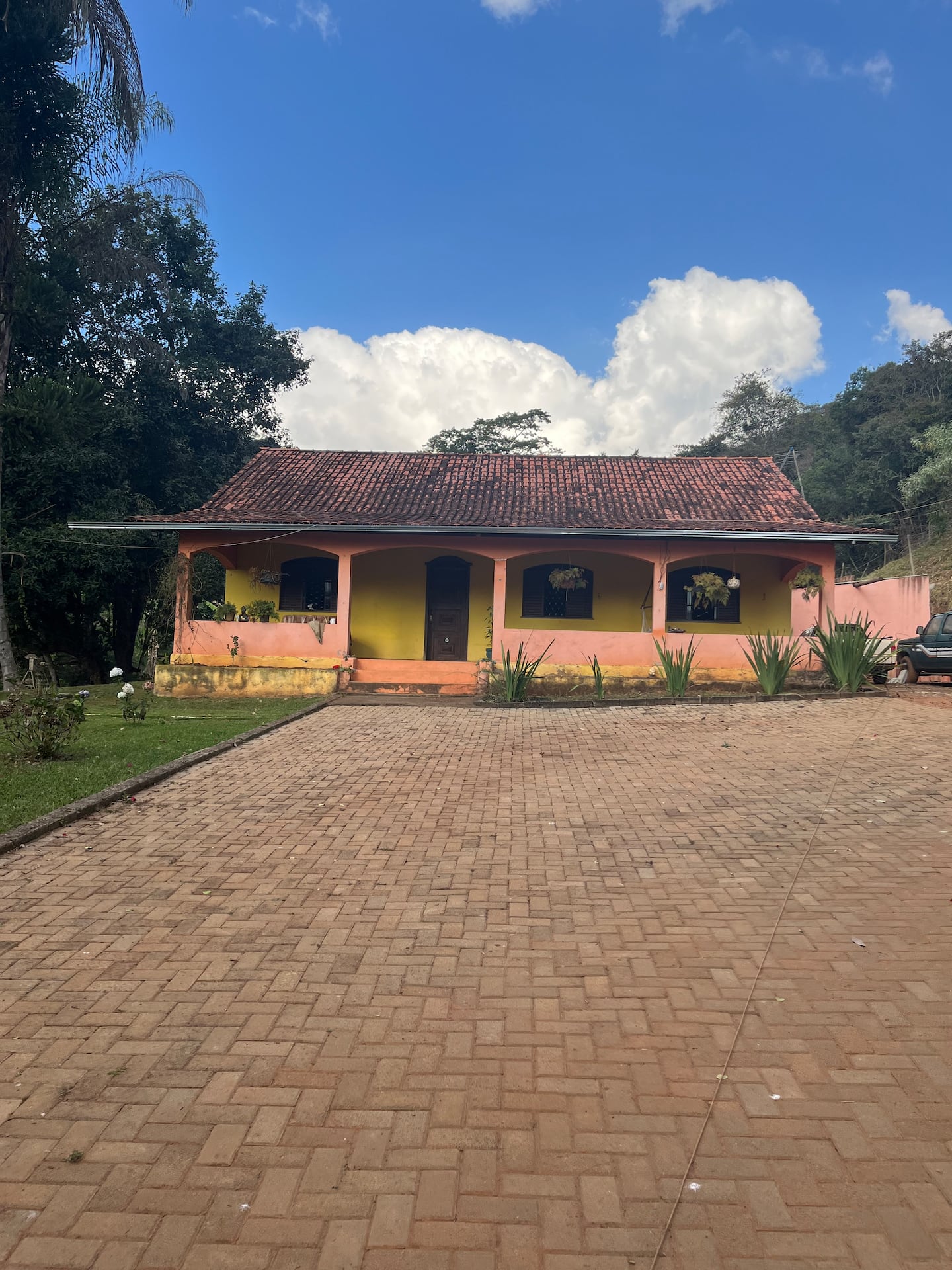 Entrada da propriedade com área pavimentada