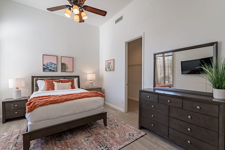 سرير بحجم كوين وخزانة ملابس وتلفزيون ذكي وخزانة ملابس كبيرة في غرفة النوم الثالثة