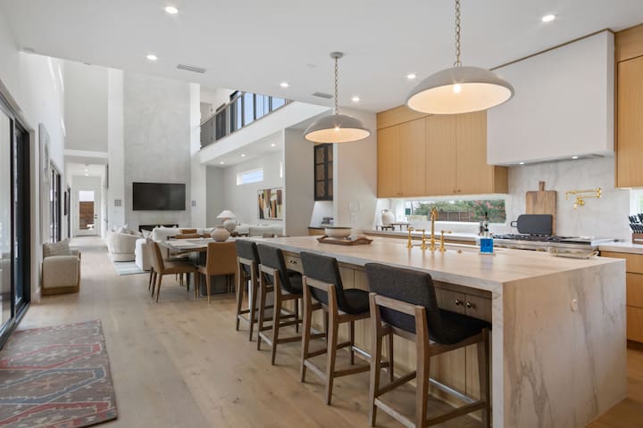 Off-Henderson Lux 4100sqft Estate•Rooftop•Pool/Spa gallery image 3