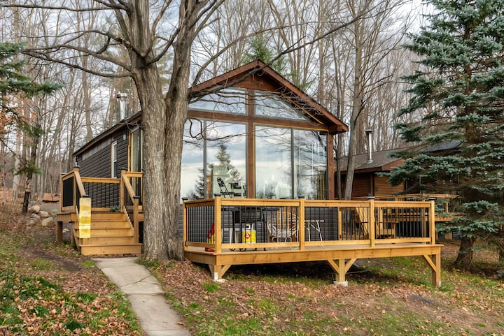 2-bedroom Muskoka Getaway: Lakefront Cottage #50 - Muskoka