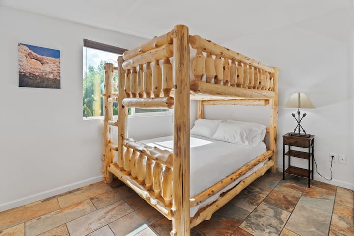 Lits superposés Queen Size et linge de maison haut de gamme.