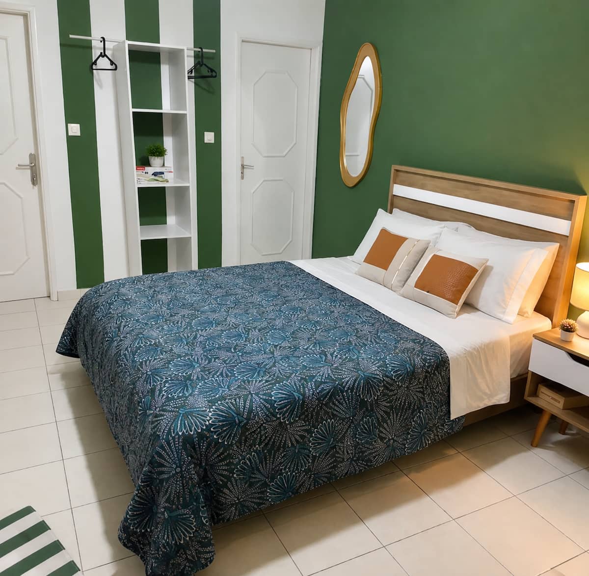 Studio A à Owendo : lit queen size et mur vert