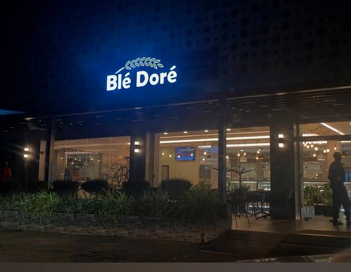 Blé Doré bakery in Owendo at night