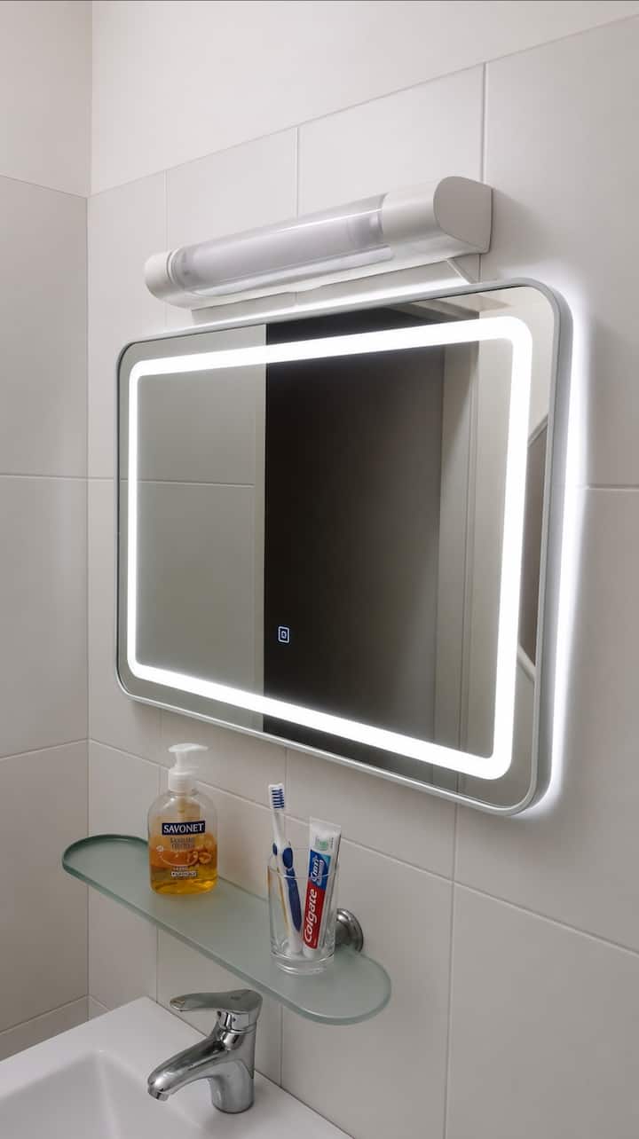 Miroir rétroéclairé de la salle de bain du Studio A