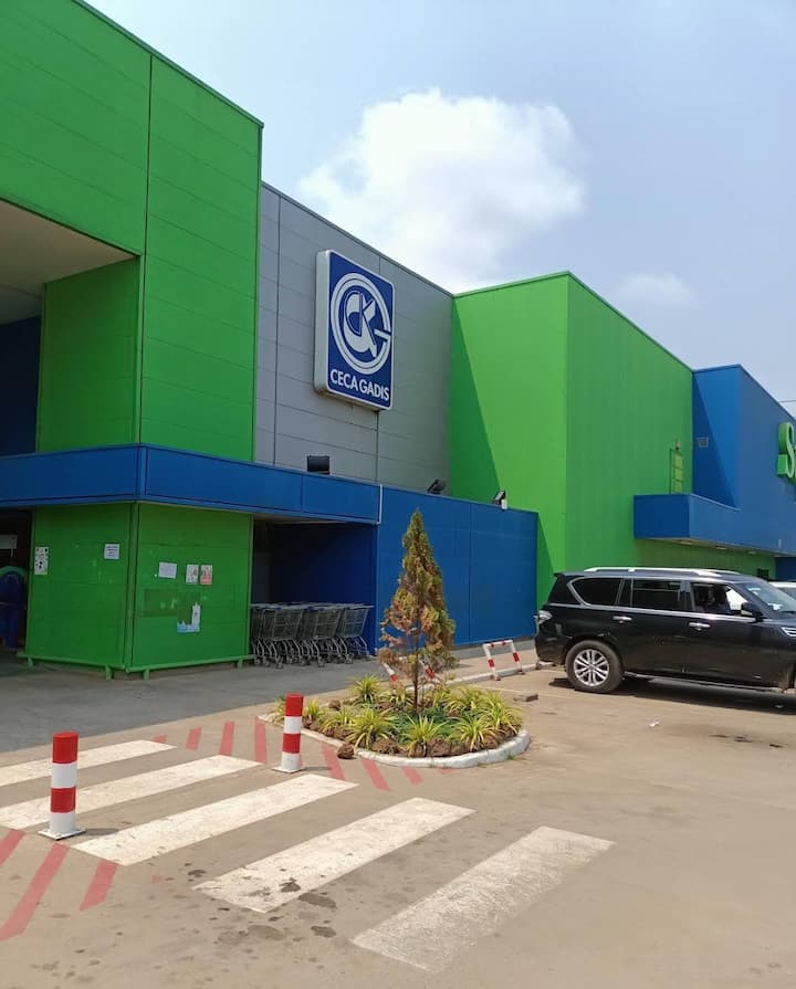 Ceca Gadis supermarket at the SNI junction in Owendo
