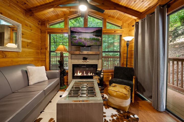 Snuggle Up! Romantic Tiny Cabin For 2! - Douglas Lake, TN