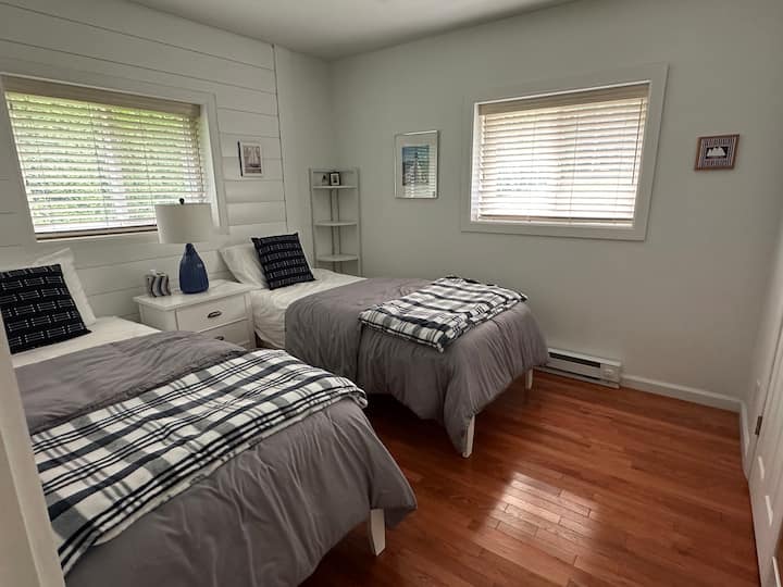 Dva zasebna kreveta mogu se spojiti u jedan veliki bračni krevet (obavijestite domaćina kako bi krevet mogao biti spremljen kao veliki bračni krevet).  Bočni stolić ima utičnicu i USB priključke.  Prostrani ormar s policama i vješalicama.