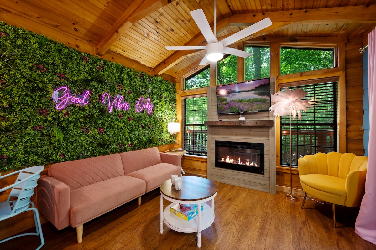 Urobte si pohodlie na ružovej zamatovej pohovke (futone) pod žiarivou neónovou reklamou a zeleňou stenou. S teplým krbom, namontovanou televíziou a veselými farebnými odtieňmi je tento priestor ideálny na oddych pre dievčatá plný zábavy, pohodlia a dobrých vibrácií!