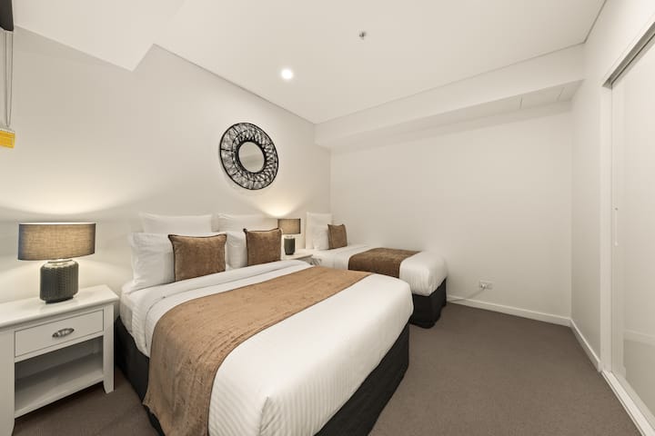 - Camas nuevas y cómodas.
- Cama doble y cama individual.
- Ropa de cama nueva de calidad hotelera. 
- Armario grande empotrado. 
