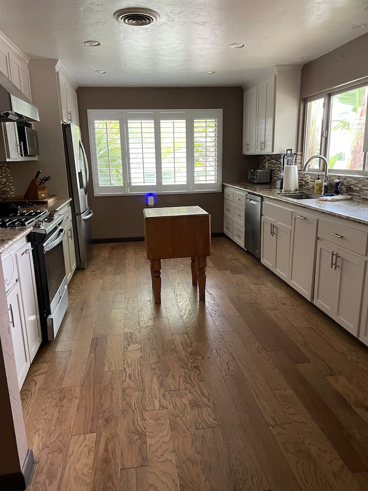 Modern Kitchen 3br Home W/ Yard - San Luis Obispo, CA