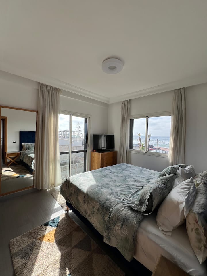 يتم تركيب الستائر الصلبة المنزلقة (غير المرئية في الصور) خارج النوافذ لإغراق الغرفة في ظلام دامس وضمان نوم مريح.