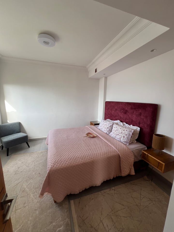 يتم تركيب الستائر الصلبة المنزلقة (غير المرئية في الصور) خارج النوافذ لإغراق الغرفة في ظلام دامس وضمان نوم مريح.