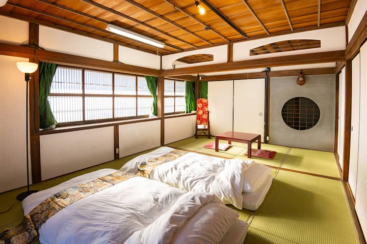 2階の12畳の寝室です。カーテンを開けると自然光が入ります。