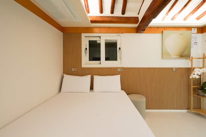 Todas las habitaciones tienen camas tamaño queen y aire acondicionado.
Es posible instalar calefacción por suelo radiante, por lo que puedes vivir abrigado incluso en los días fríos.