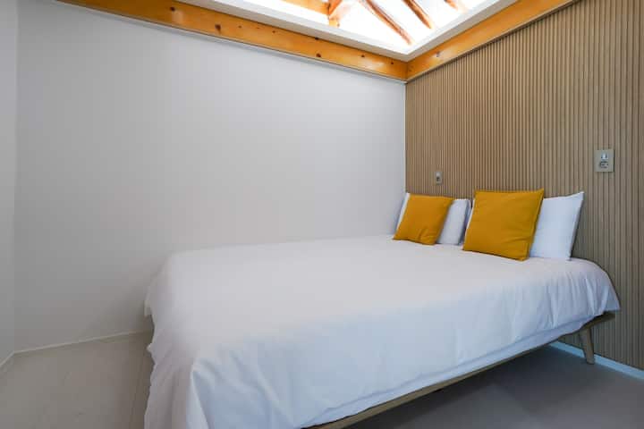 Todas las habitaciones tienen camas tamaño queen y aire acondicionado.
Es posible instalar calefacción por suelo radiante, por lo que puedes vivir abrigado incluso en los días fríos.