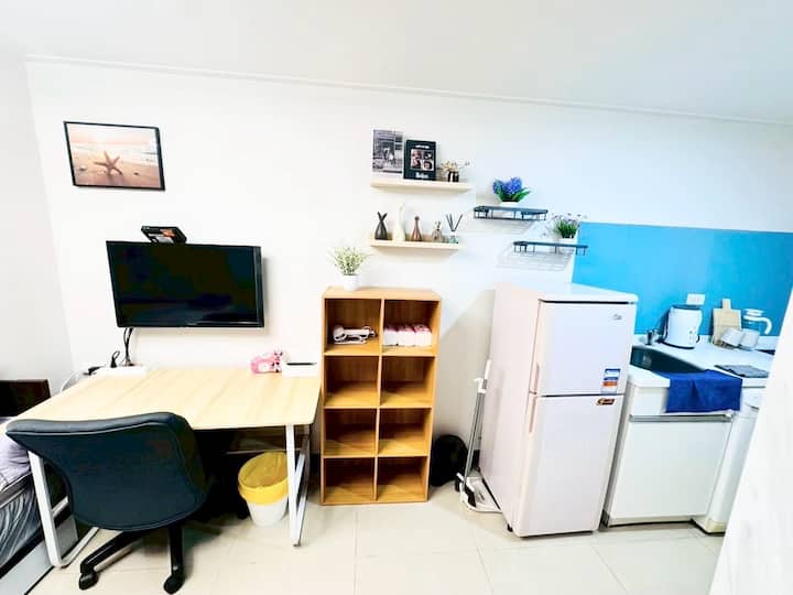 Workspace evidence from [NewB] Double Station | High-rise Elevator | Boutique Kitchen | Dry and Wet Separation Bathroom | Washing and Drying | Quiet Space | Balcony Clothes Drying | 환영 | Friendly to Foreigners