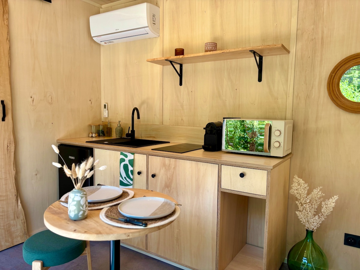 Top Airbnb: Kaliva - Cozy Lodge with Private Heated Jacuzzi à Diocèse De Valence