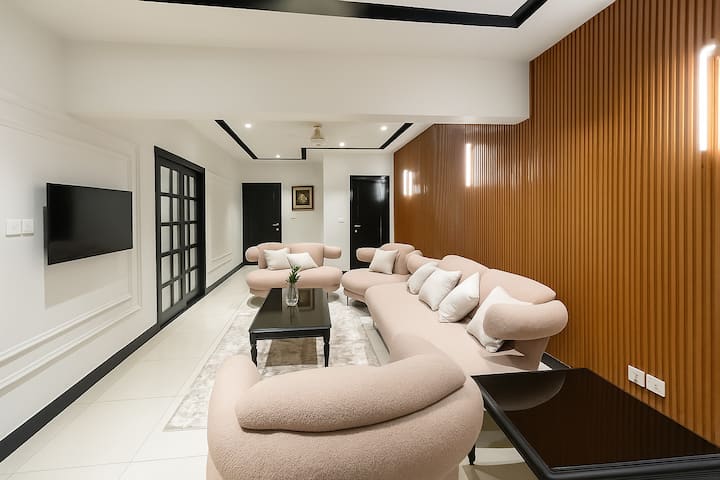 Spacious Sea-facing Villa | For Families & Groups - Karachi