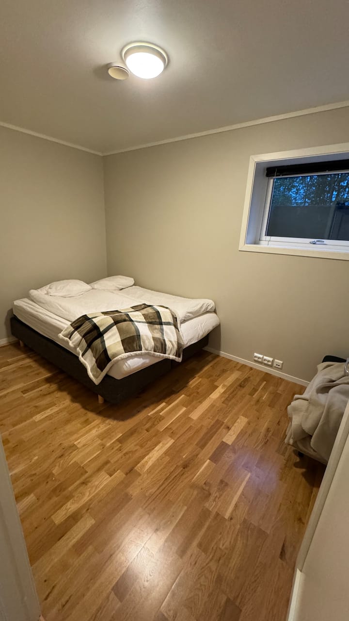 غرفة نوم كبيرة بسرير مزدوج (150 × 200 سم)