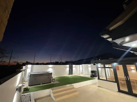 4 Bed Detached Freshly Renovated with Hotub
