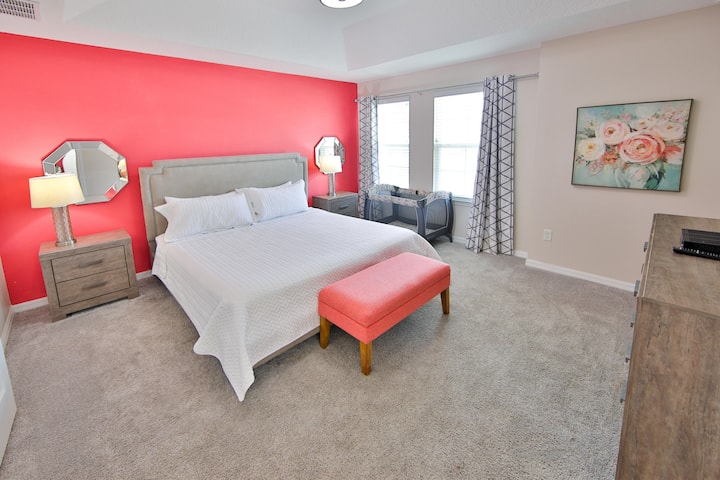 غرفة نوم رئيسية بسرير كبير ومريح. مثالية للراحة بعد يوم طويل في المتنزهات الترفيهية. نقدم سريرًا صغيرًا للسفر مجانًا لأطفالك أيضًا. 