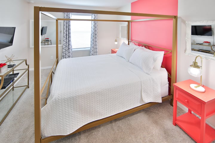 غرفة نوم داخلية، تتضمن حمامًا خاصًا متصلًا بها مباشرة! تحتوي هذه الغرفة على سرير بحجم كوين وتلفزيون وخزانة ملابس. فسيحة للغاية!