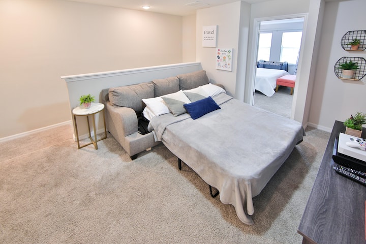 منطقة معيشة في الطابق الثاني مع سرير أريكة بحجم كوين وتلفزيون، والأفضل من ذلك كله، وحدة تحكم Xbox. هذا المسكن مثالي للأطفال للاسترخاء والهدوء. 