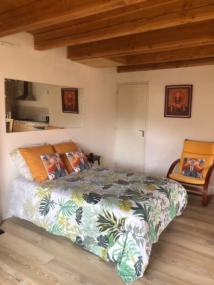 พื้นที่ห้องนอนที่สะดวกสบายพร้อมเตียงคู่พร้อมที่นอนลาเท็กซ์ (130 x190) เตียงโซฟาหากคุณต้องการเตียงที่ 2 และเตียงเด็กอ่อน เราจะเตรียมการจัดเตียงให้ เพื่อให้มั่นใจว่าคุณจะได้รับการเข้าพักที่น่ารื่นรมย์ตั้งแต่ที่คุณมาถึง