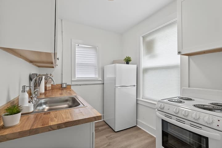 Charming Private Studio Cottage Unit 4 - Warrington, FL