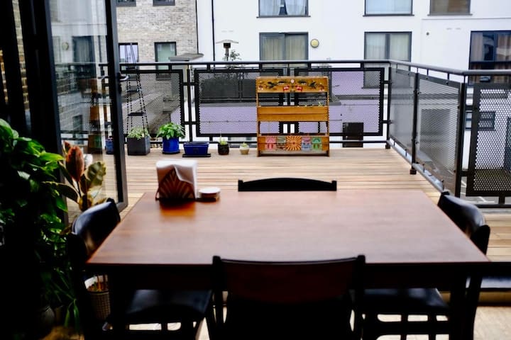 Alfresco Vibes: Sunny Terrace, Bbq & Home Cinema - Londres