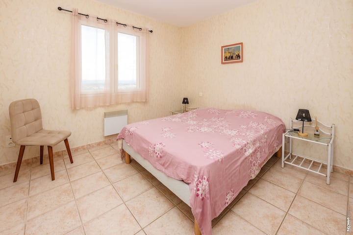 Საძინებელი ორადგილიანი საწოლით 140 ნომერში. 