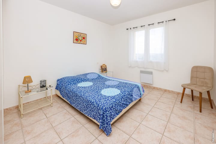 Პირველი საძინებელი 140 ორადგილიანი საწოლით.