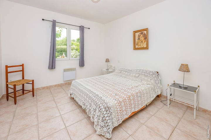 Საძინებელი ორადგილიანი საწოლით 140 ნომერში. 