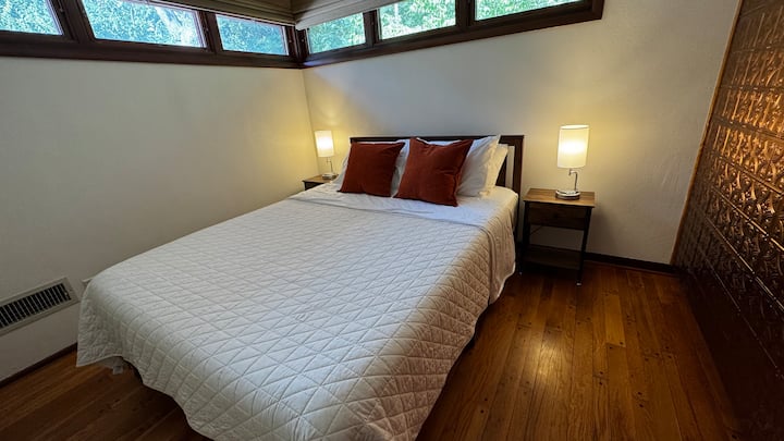 Брачен кревет (широк 150-179 см), паметен телевизор, станици за полнење телефони на секоја страна од креветот.