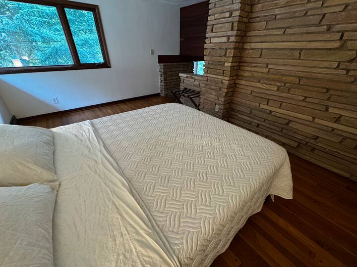 Брачен кревет (широк 150-179 см), станици за полнење од секоја страна на креветот. 