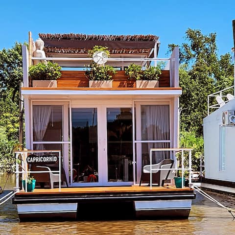 Capricornio houseboat.