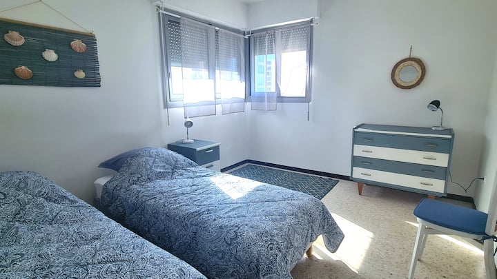 חדר שינה כחול בקומה השנייה, 2 מיטות יחיד