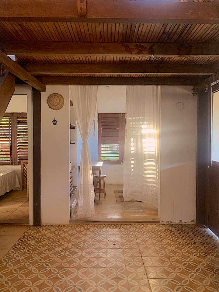 Изглед към стаята със завеса