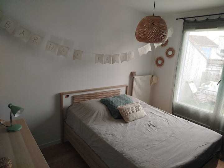 Spavaća soba s izlazom na malu terasu. 
Krevet s madracem dimenzija 140 x 190.