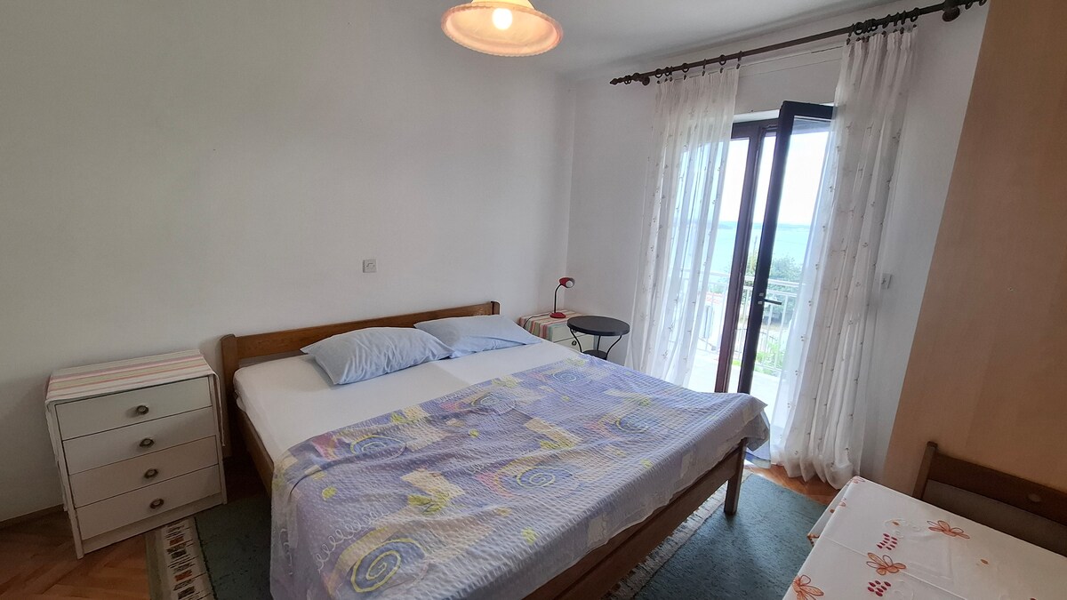 Spálňa s vlastnou kúpeľňou a balkónom