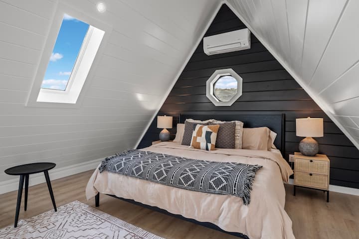 Notre chambre à coucher de type loft ouvert : dormez comme un roi dans ce grand lit très spacieux!