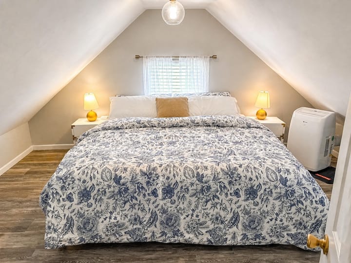 Escápate a la privacidad de tu dormitorio king de arriba. Este acogedor refugio con techos abovedados es el lugar perfecto para relajarse después de un día de cata de vinos. Tu lujosa cama tamaño king garantiza una noche cómoda y tranquila.