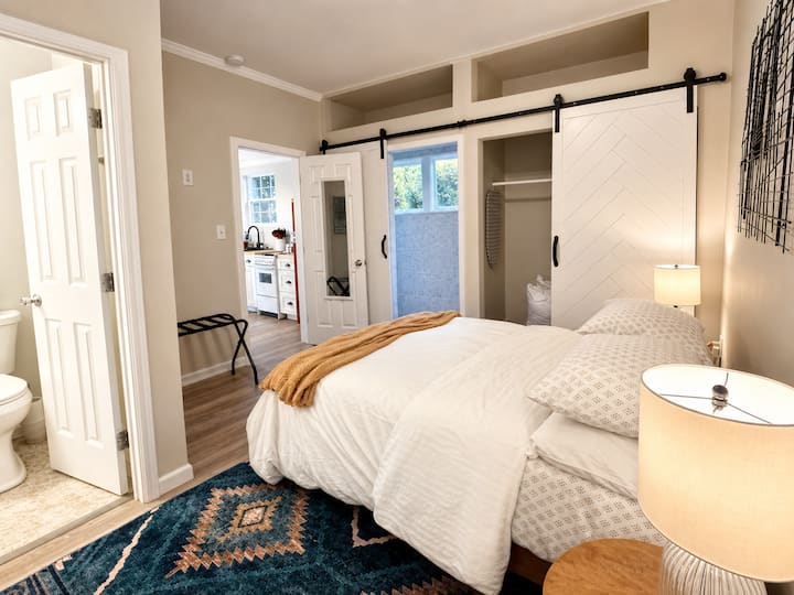 Disfruta de la máxima comodidad en nuestra suite de la planta principal. Este acogedor dormitorio tamaño queen cuenta con baño privado, amplio espacio en el armario y acceso directo al patio trasero para que tu grupo disfrute de un café por la mañana al aire libre.