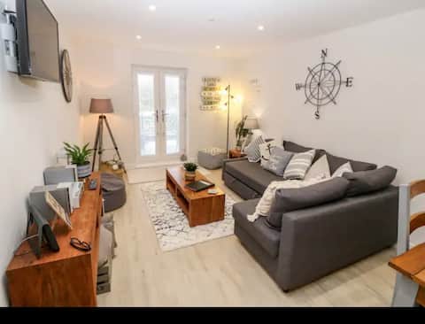 Top Airbnb: Cosy beach apartment for 2 ‘Captains Quarters’ in Benllech 'B', Llanbedrgoch, Benllech 'A', Brynteg