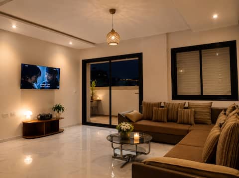 Beautiful Apartment, Waterfront/Pool + Parking