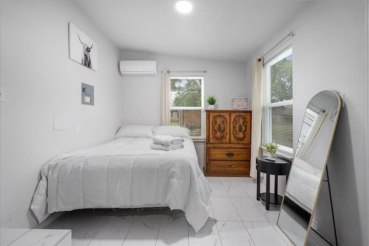 ห้องนอนคู่ที่มีเสน่ห์นี้มีพื้นที่และความสะดวกสบาย
การตกแต่งที่อบอุ่นและวิวสวนทำให้เป็นสถานที่พักผ่อนที่ผ่อนคลาย